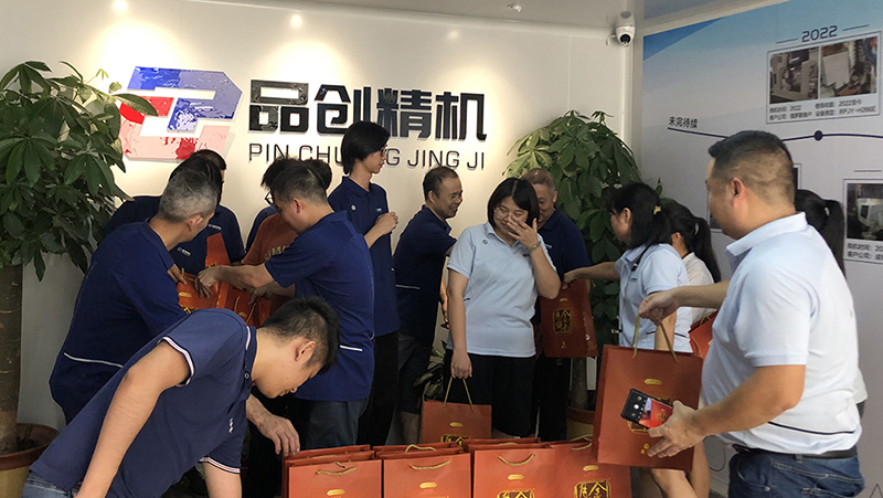 月未圆,礼先至!十大买球官方网站走心机为员工发放中秋月饼