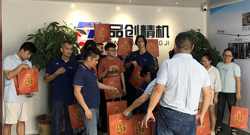 月未圆,礼先至!十大买球官方网站走心机为员工发放中秋月饼