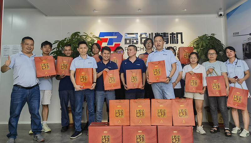 月未圆,礼先至!十大买球官方网站走心机为员工发放中秋月饼